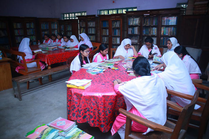 বিদ্যালয়ের গ্রন্থাগারে শিক্ষার্থীবৃন্দ